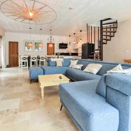 Gorgeous Home In Saint-Vaast-La-Hougue With Wifi Exterior photo