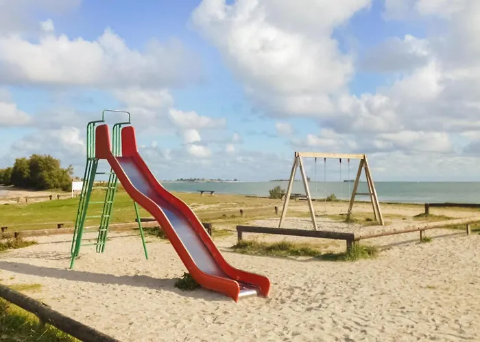 Gorgeous Home In Saint-Vaast-La-Hougue With Wifi